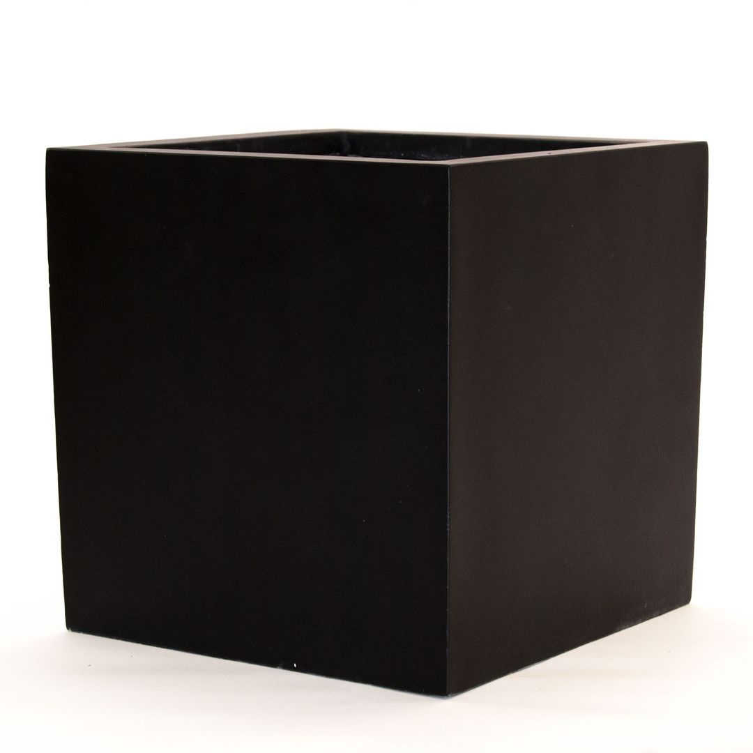 Quadratischer Pflanzkübel aus Fiberglas in Schwarz-matt in Würfelform, leicht von oben vor hellem Hintergrund