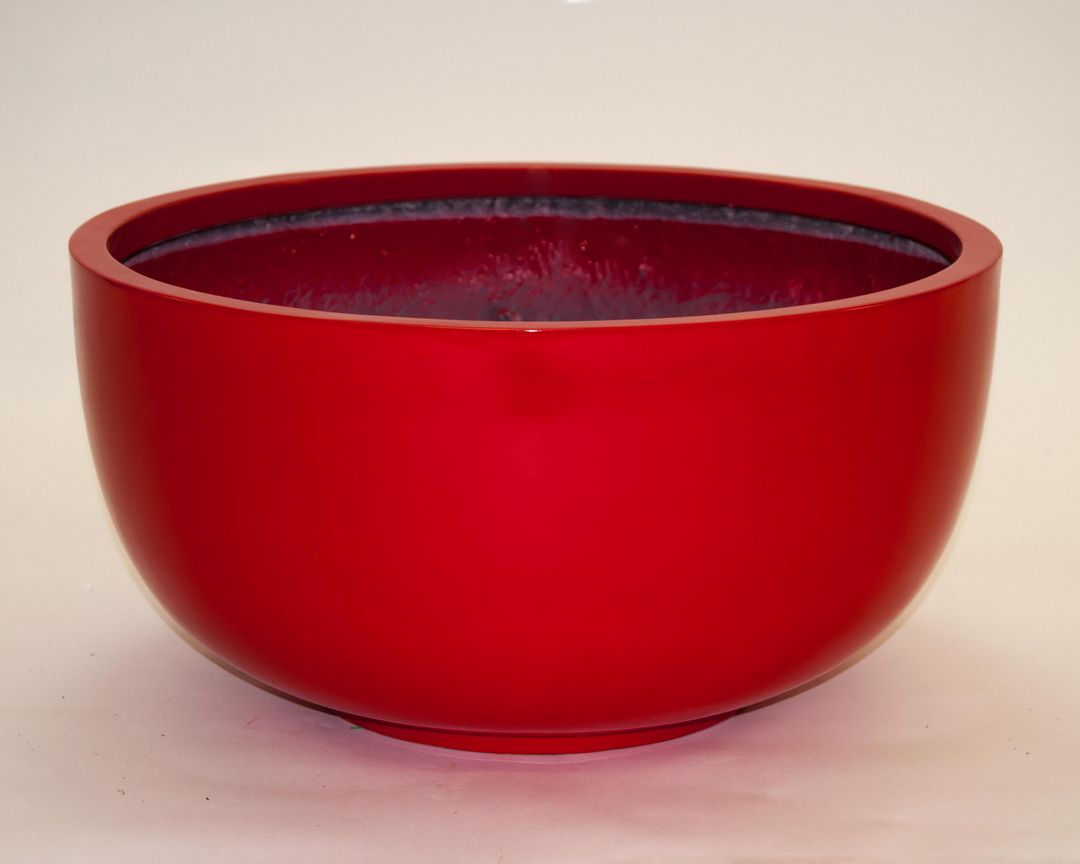 Runde Pflanzschale aus Fiberglas in Hochglanz Rot mit kleinem Standring vor hellem Hintergrund