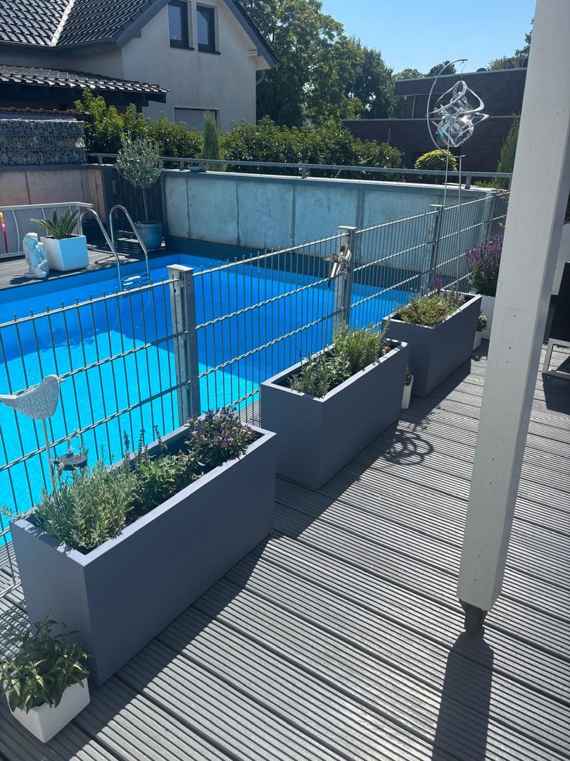 Pflanzkübel Fiberglas rechteckig 84x30x40cm grau in Dreierreihe mit Lavendel bepflanzt auf einer Holzterrasse am Pool