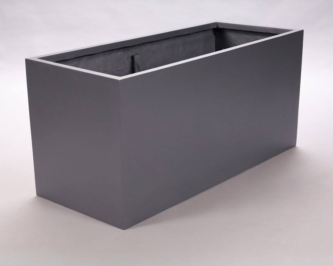 Rechteckiger Pflanzkübel aus Fiberglas in Anthrazit metallic, schräg von vorne vor hellgrauem Hintergrund