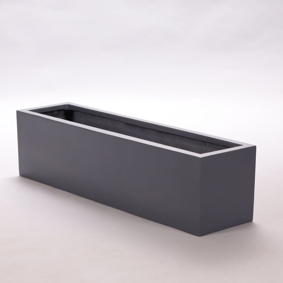 Langer rechteckiger Pflanzkübel aus Fiberglas in Anthrazit metallic, leer, vor hellgrauem Hintergrund