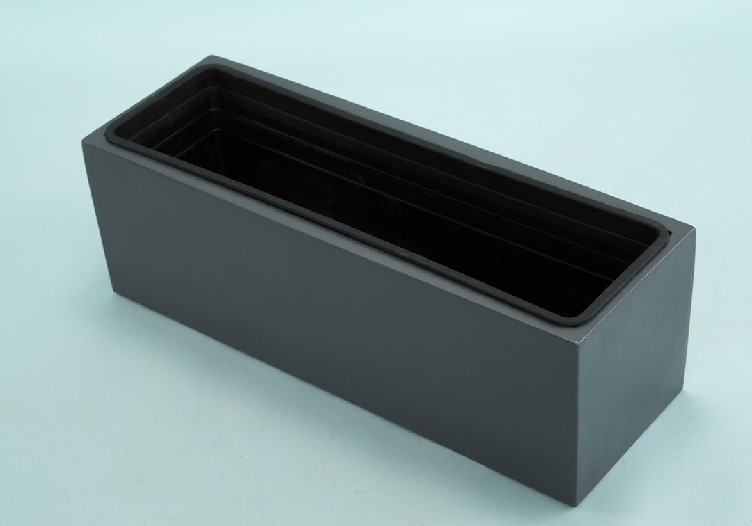 Rechteckiger Pflanzkübel aus Fiberglas in Anthrazit-Metallic mit eingesetztem schwarzem Kunststoffeinsatz