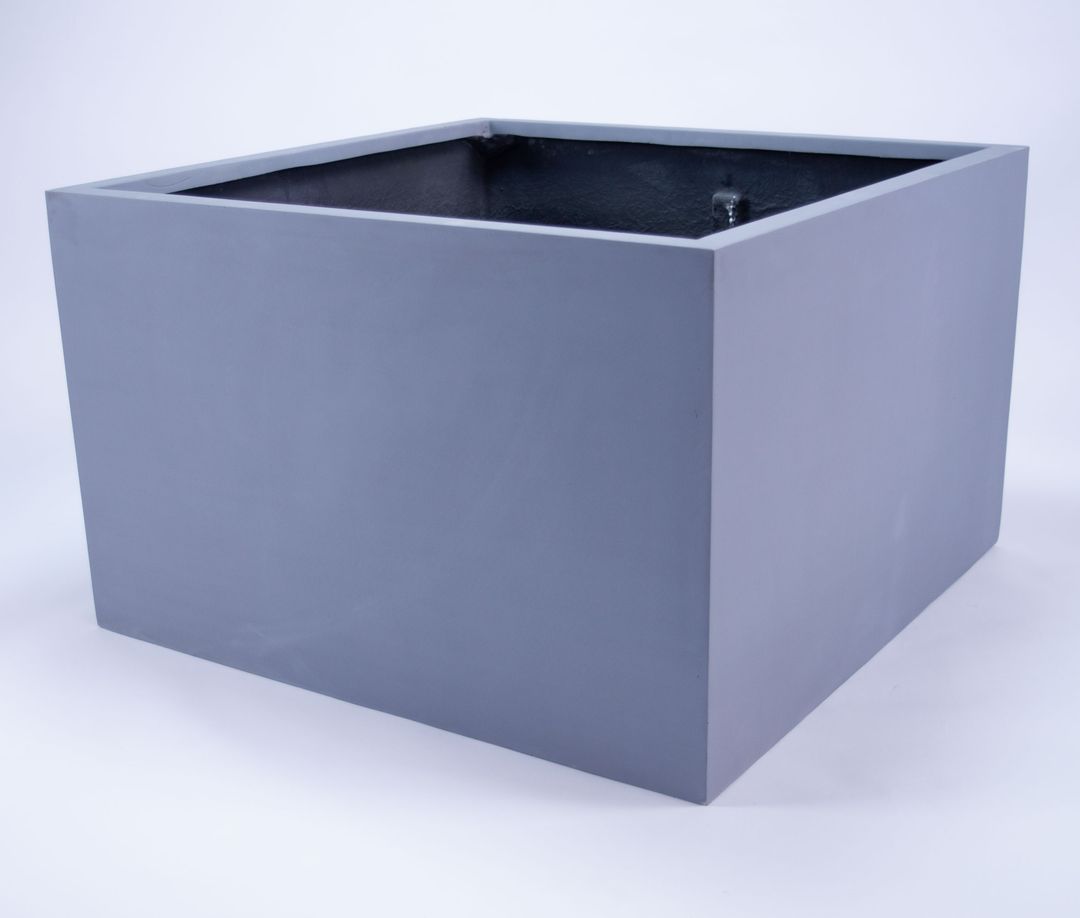 Niedriger quadratischer Pflanzkübel aus Fiberglas in Grau mit dunkler Innenseite vor hellem Hintergrund