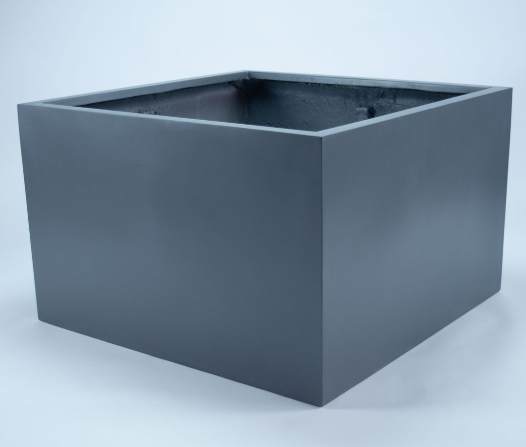 Leerer niedriger quadratischer Pflanzkübel aus Fiberglas in Anthrazit-Metallic, schräg von oben vor hellem Hintergrund