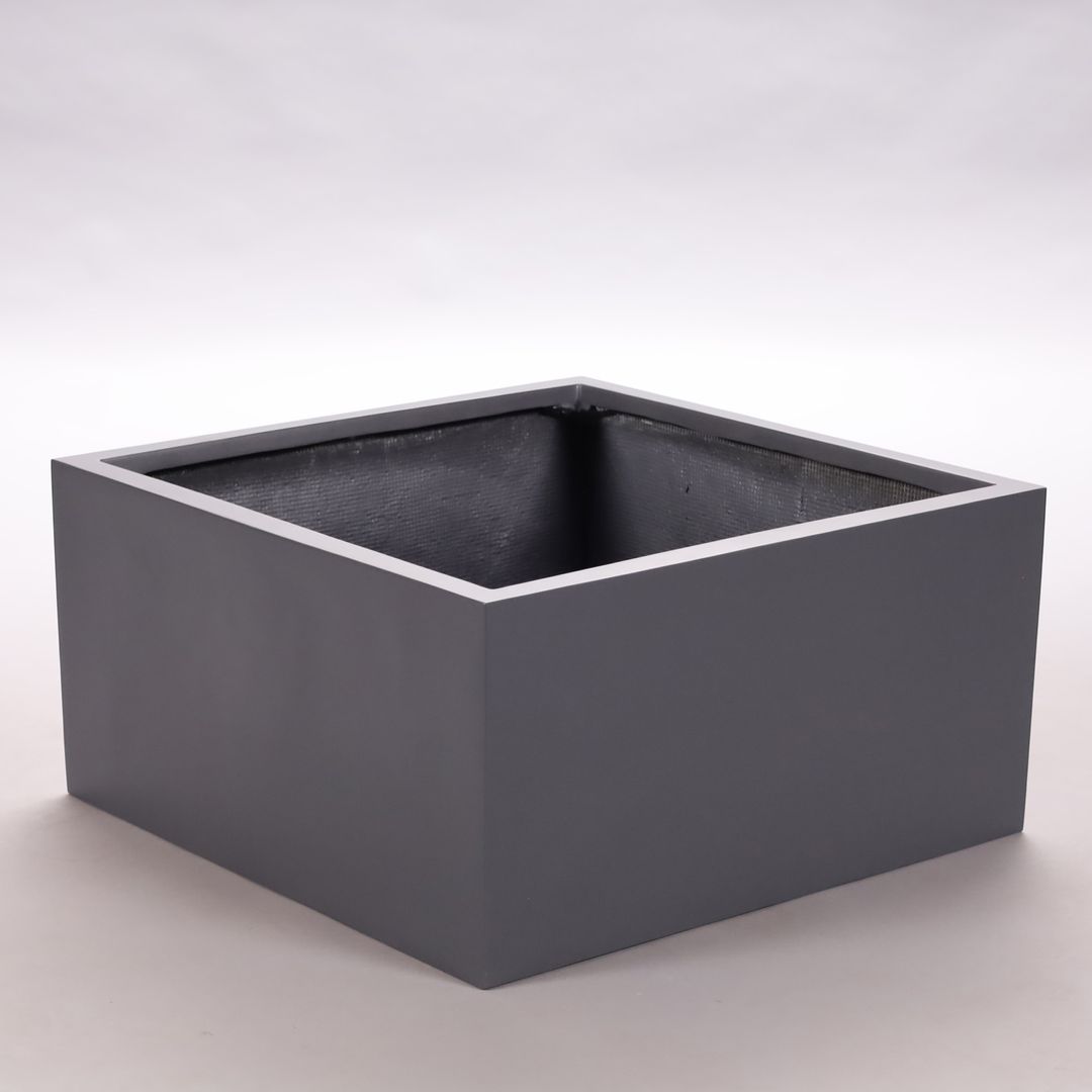 Niedriger quadratischer Pflanzkübel aus Fiberglas in Anthrazit metallic, leer, vor hellgrauem Hintergrund