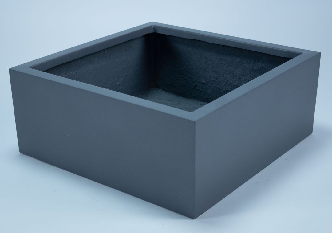 Niedriger quadratischer Pflanzkübel aus Fiberglas in Anthrazit metallic, schräg von oben mit Blick ins Innere
