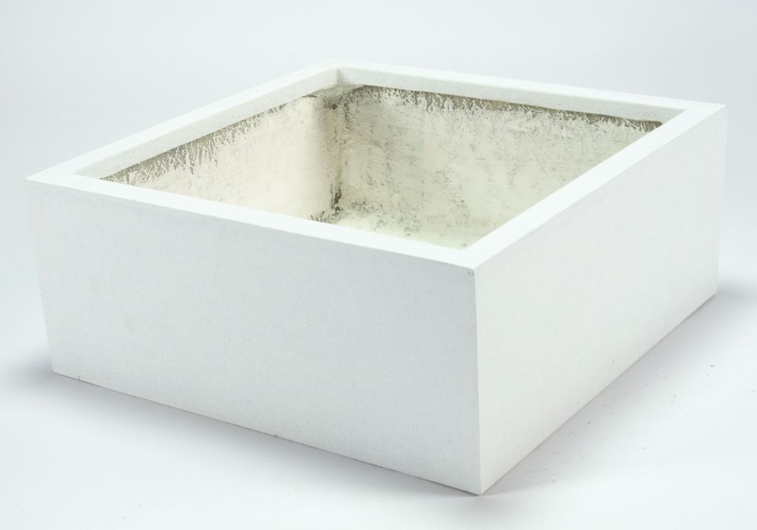 Niedriger quadratischer Pflanzkübel aus Fiberglas in Perlmuttweiß, leer und schräg von oben fotografiert