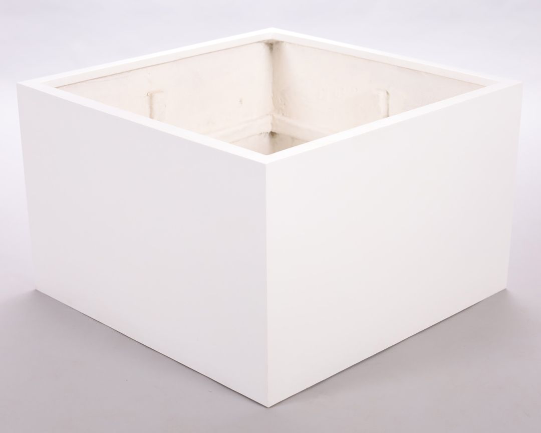 Niedriger quadratischer Pflanzkübel aus Fiberglas in Perlmuttweiß, schräg von oben mit Blick in den offenen Innenraum