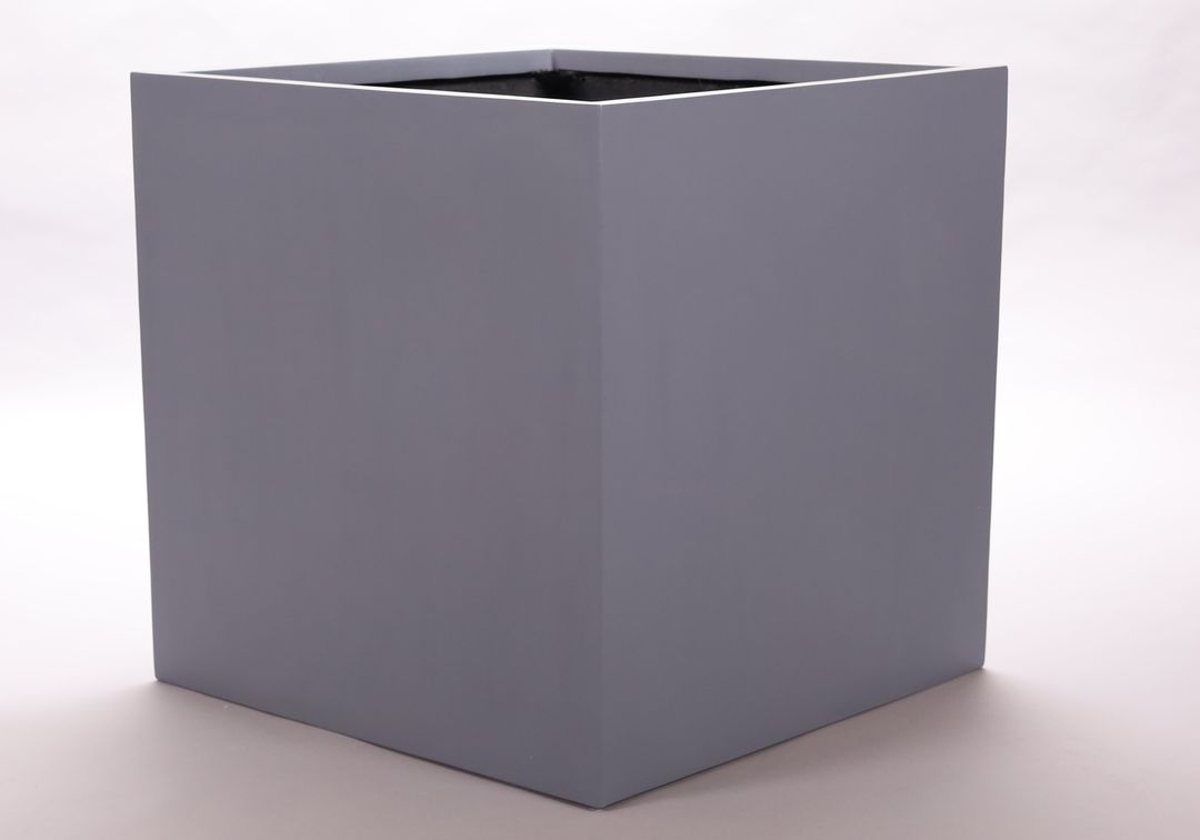 Quadratischer Pflanzkübel aus Fiberglas in Grau mit matter Oberfläche, leer auf hellem Hintergrund