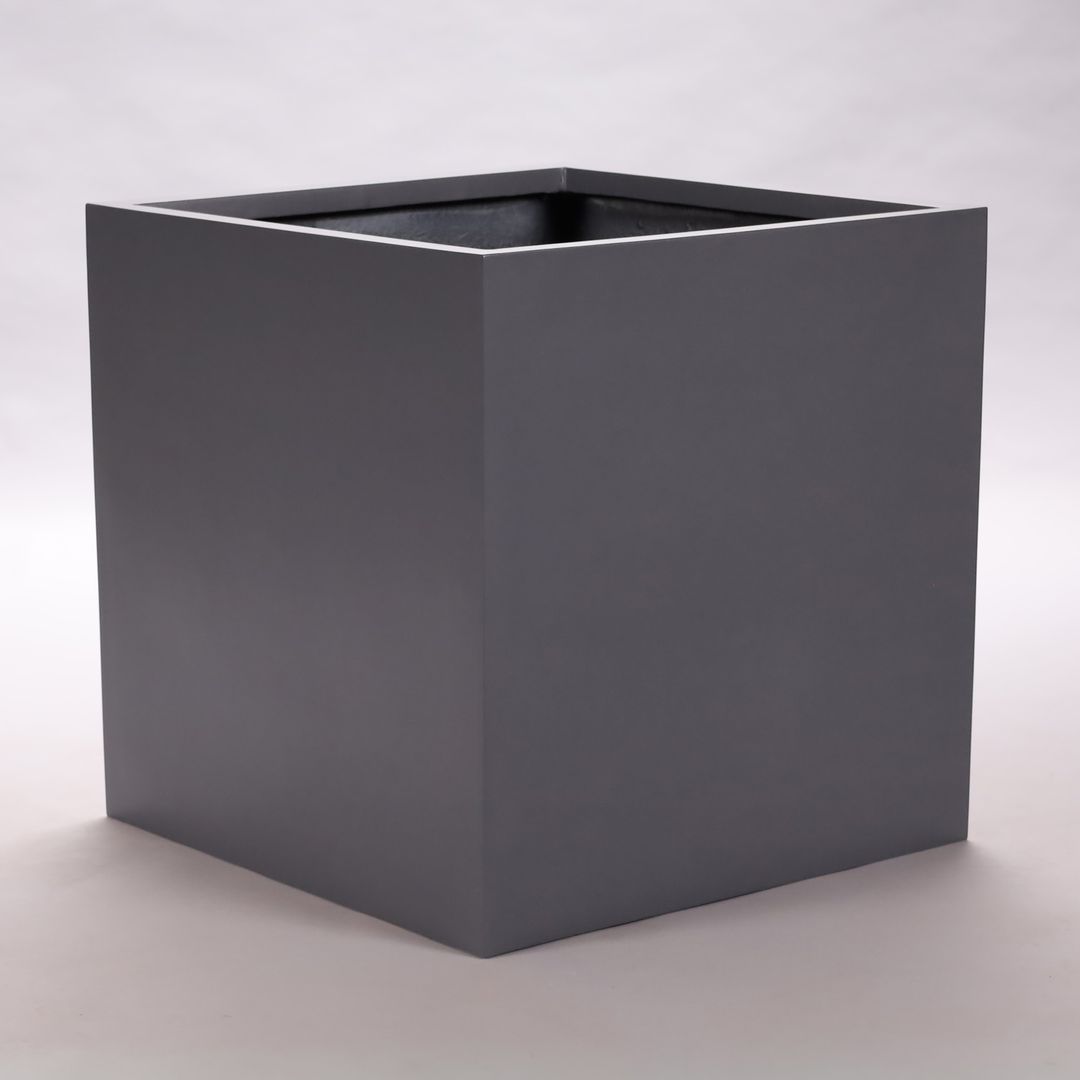 Würfelförmiger quadratischer Pflanzkübel aus Fiberglas in Anthrazit metallic vor hellgrauem Studiohintergrund