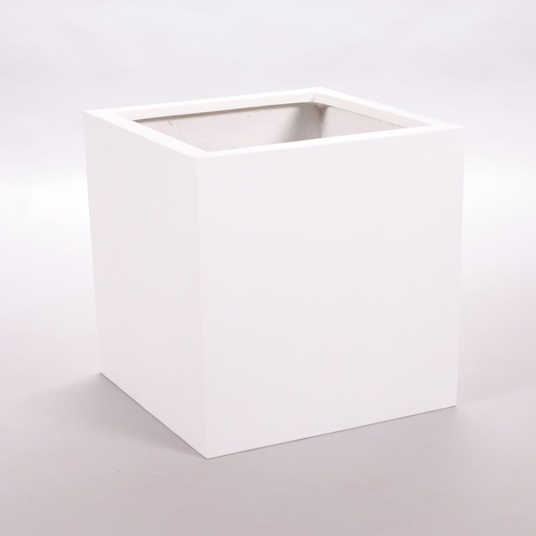 Quadratischer Pflanzkübel aus Fiberglas in Perlmuttweiß, leer und schräg von oben vor hellgrauem Hintergrund