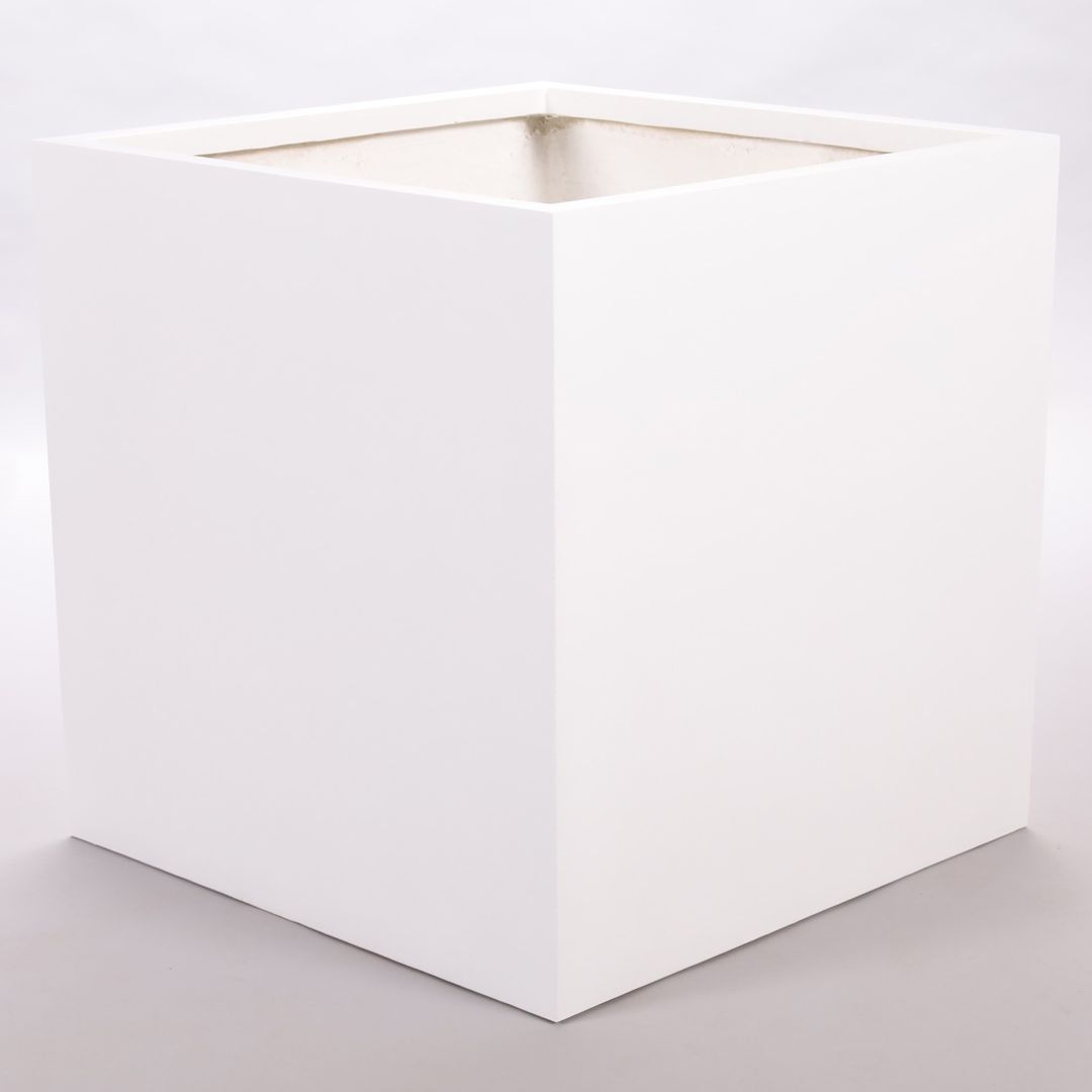 Leerer quadratischer Pflanzkübel aus Fiberglas in Perlmuttweiß, schräg von oben vor hellgrauem Hintergrund