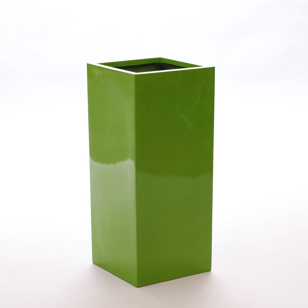 Hochglänzender Pflanzkübel aus Fiberglas als quadratische Säule in Avocadogrün vor hellem Hintergrund