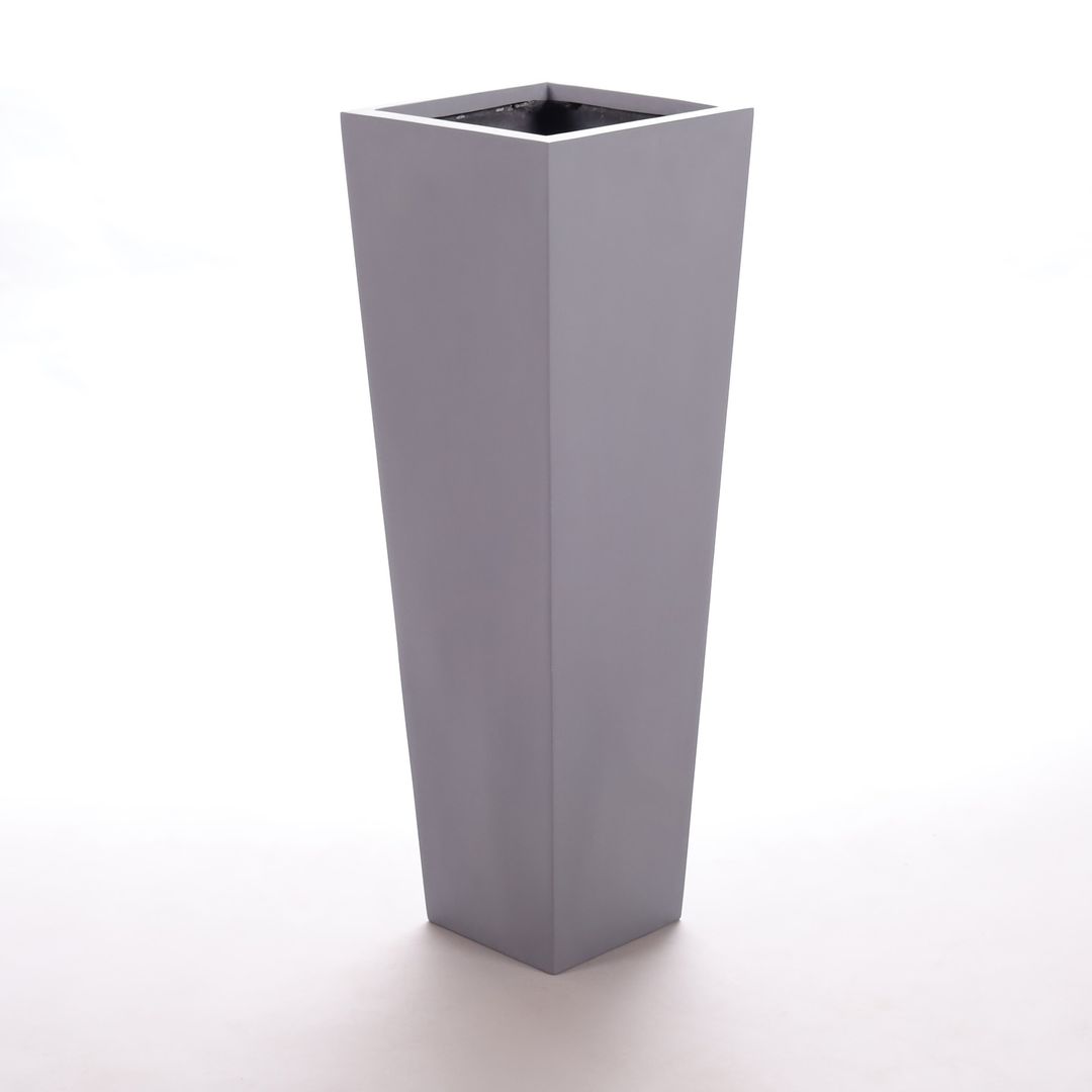 Hoher grauer Pflanzkübel aus Fiberglas in konischer, quadratischer Säulenform vor hellem Hintergrund