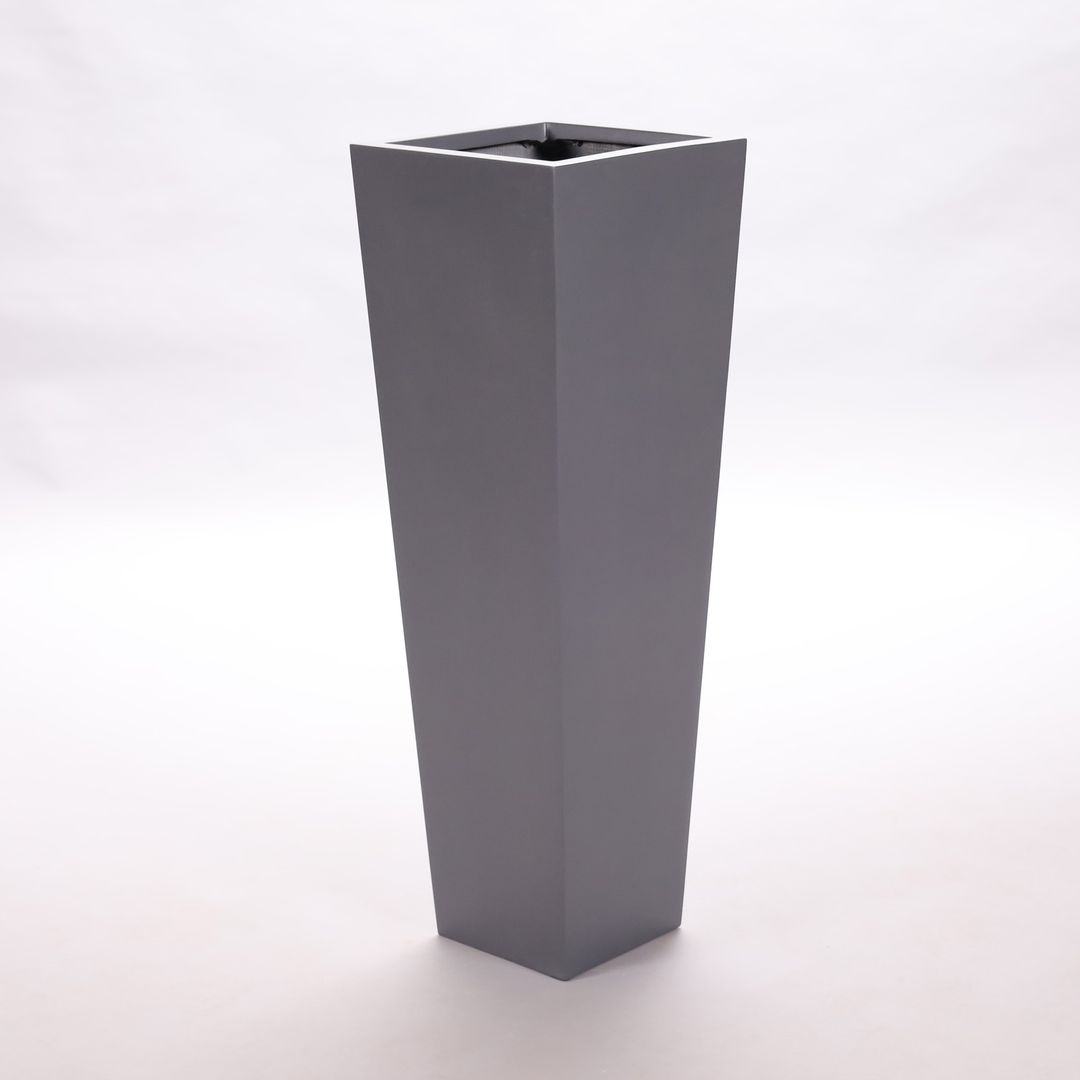 Hoher quadratischer Pflanzkübel aus Fiberglas in Anthrazit metallic, konisch nach oben breiter, vor hellem Hintergrund