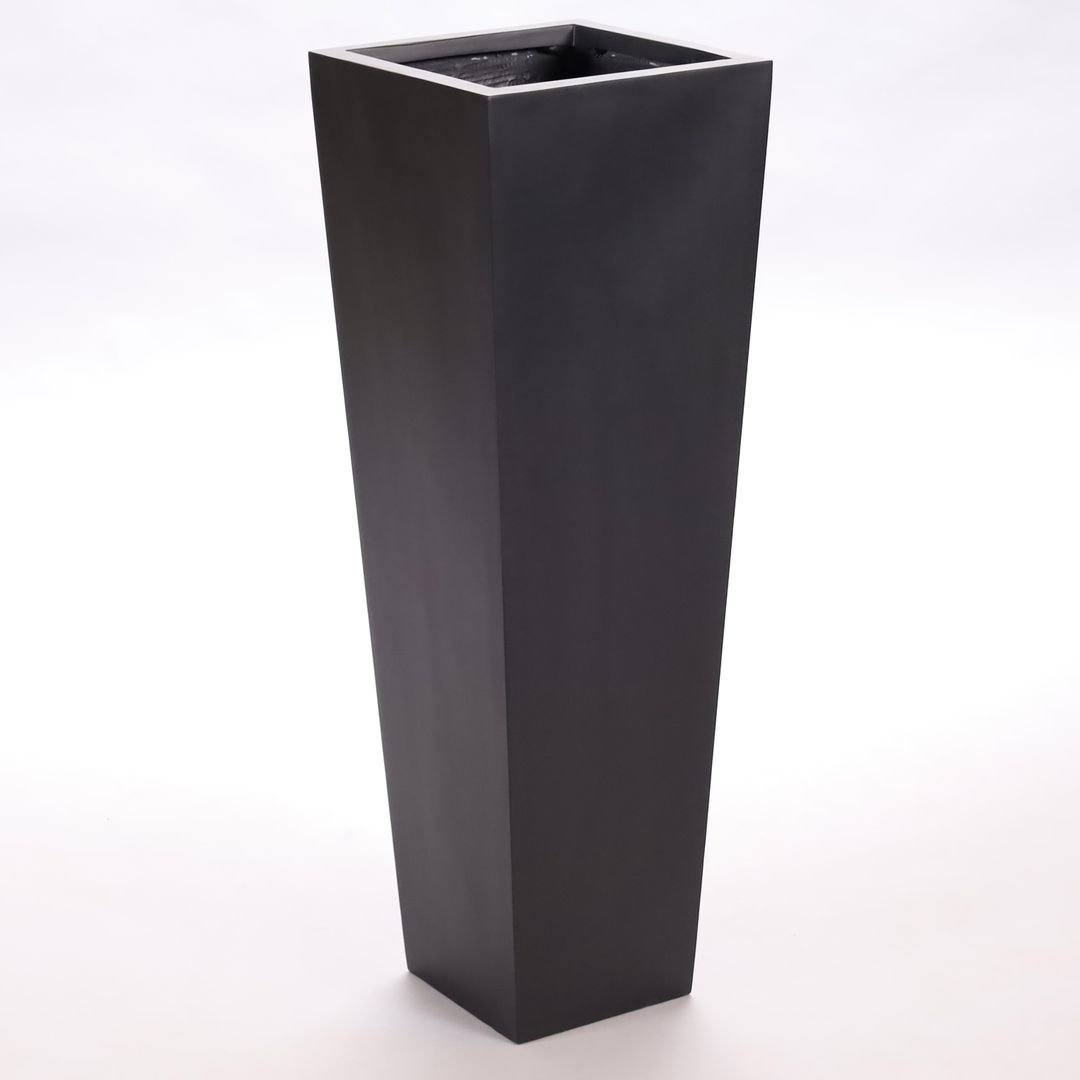 Hoher konischer Pflanzkübel aus Fiberglas in Schwarz-matt mit quadratischer Öffnung vor hellem Hintergrund