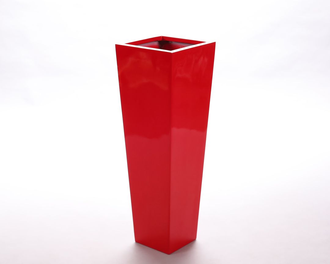 Hohe konische Pflanzsäule aus Fiberglas in Hochglanz Rot mit quadratischer Öffnung vor hellem Hintergrund