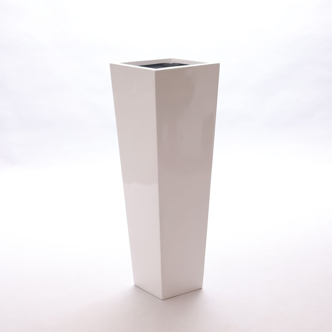 Hoher konischer Pflanzkübel aus Fiberglas als quadratische Säule in Hochglanz Weiß vor hellem Hintergrund