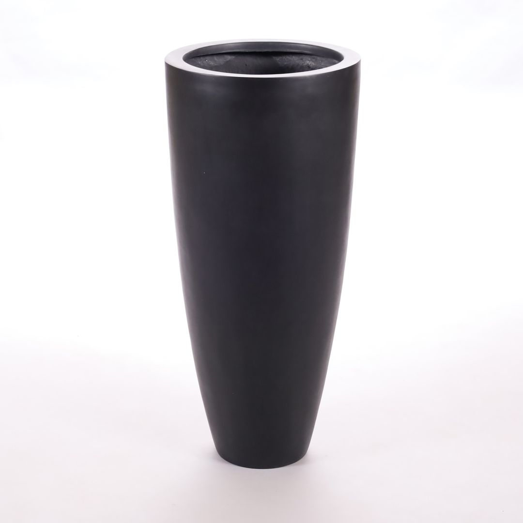 Hoher runder konischer Pflanzkübel aus Fiberglas in Schwarz-matt vor hellem Hintergrund