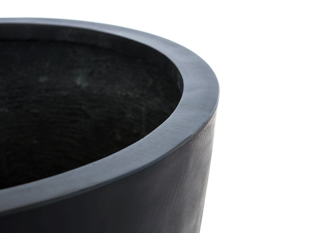 Nahaufnahme vom oberen Rand eines runden, konischen Pflanzkübels aus Fiberglas in Schwarz-matt mit Blick ins Innere
