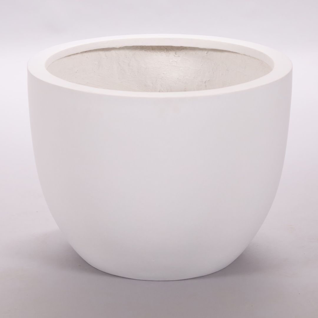 Runder konischer Pflanzkübel aus Fiberglas in Perlmuttweiß mit matter Oberfläche vor hellgrauem Hintergrund
