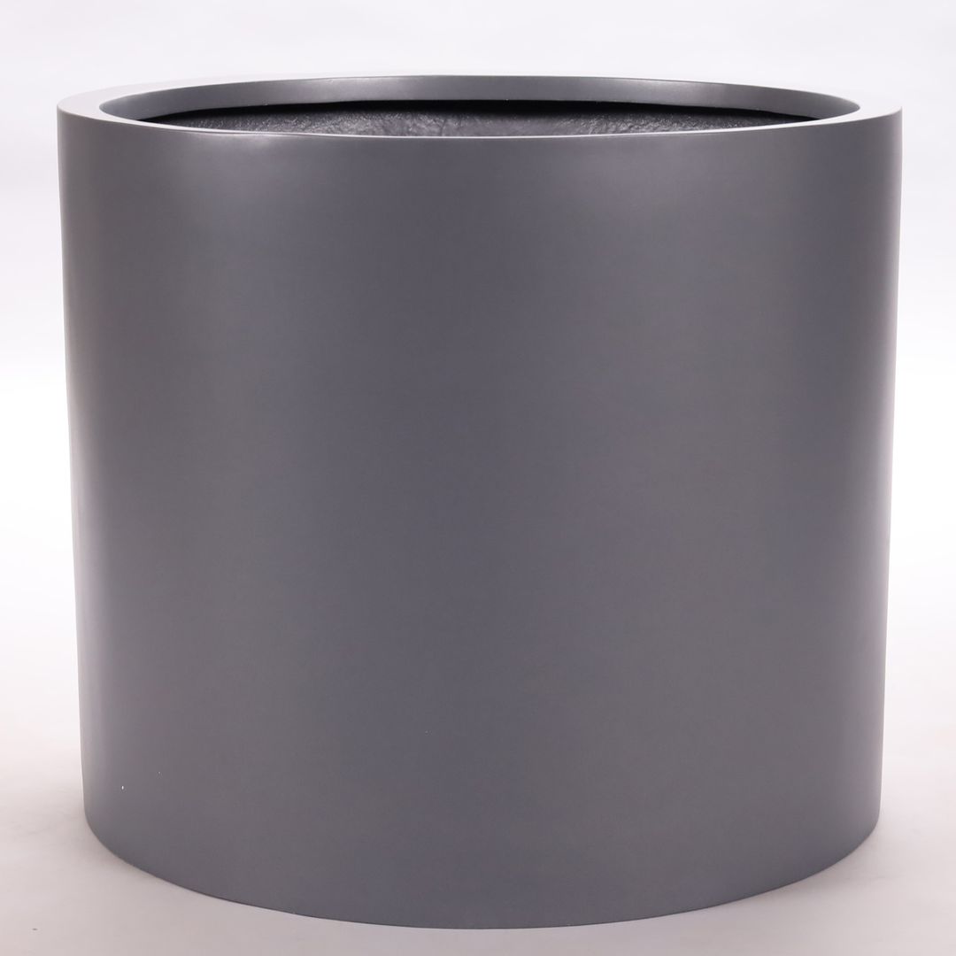 Zylindrischer Pflanzkübel aus Fiberglas in Anthrazit-Metallic mit glattem Rand vor hellgrauem Hintergrund