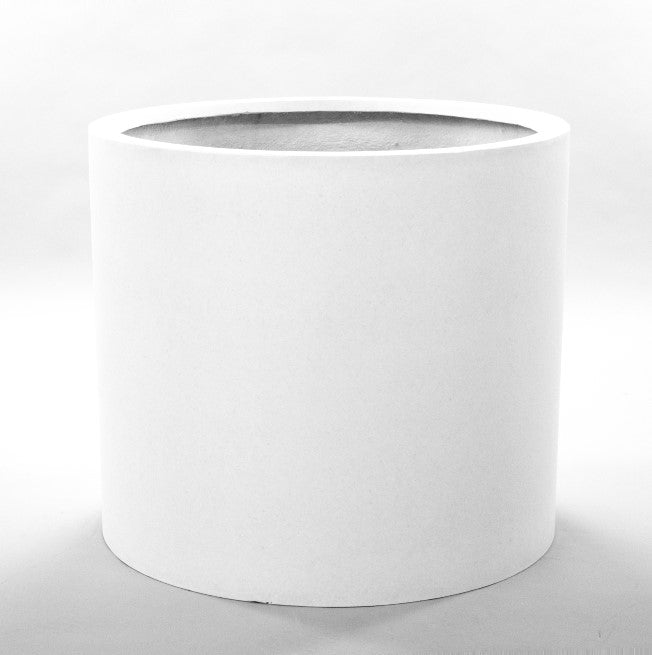 Zylindrischer Pflanzkübel aus Fiberglas in Perlmuttweiß mit matter Oberfläche vor hellem Hintergrund