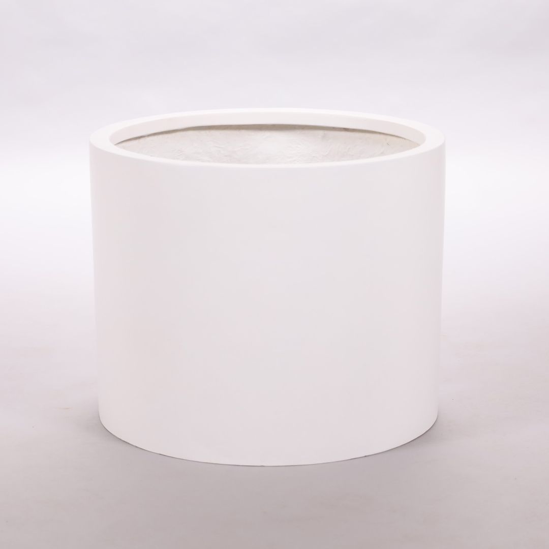Zylindrischer Pflanzkübel aus Fiberglas in Perlmuttweiß mit matter Oberfläche vor hellgrauem Hintergrund