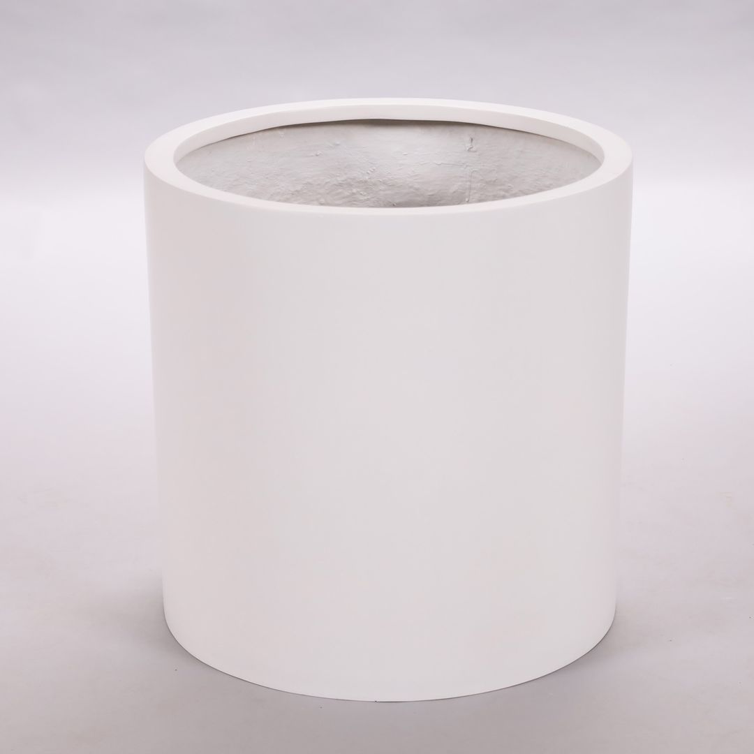 Leerer zylindrischer Pflanzkübel aus Fiberglas in Perlmuttweiß mit Blick in die Öffnung vor hellgrauem Hintergrund