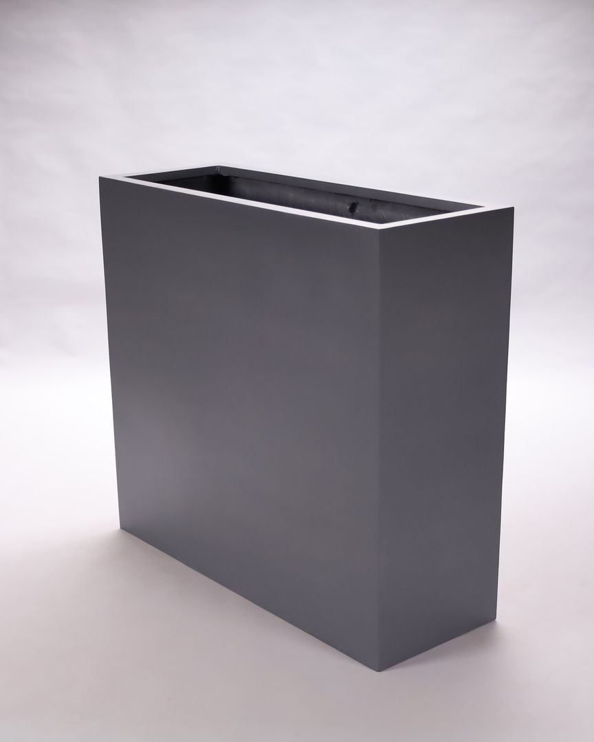 Hoher rechteckiger Pflanzkübel aus Fiberglas in Anthrazit metallic, schräg von vorne vor hellem Hintergrund
