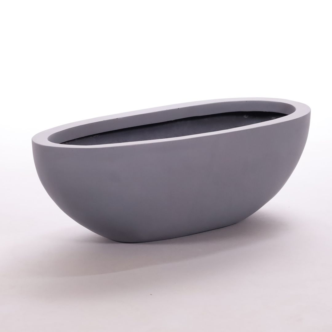 Ovaler Pflanzkübel aus Fiberglas in Grau mit abgerundeter Schalenform vor hellem Hintergrund