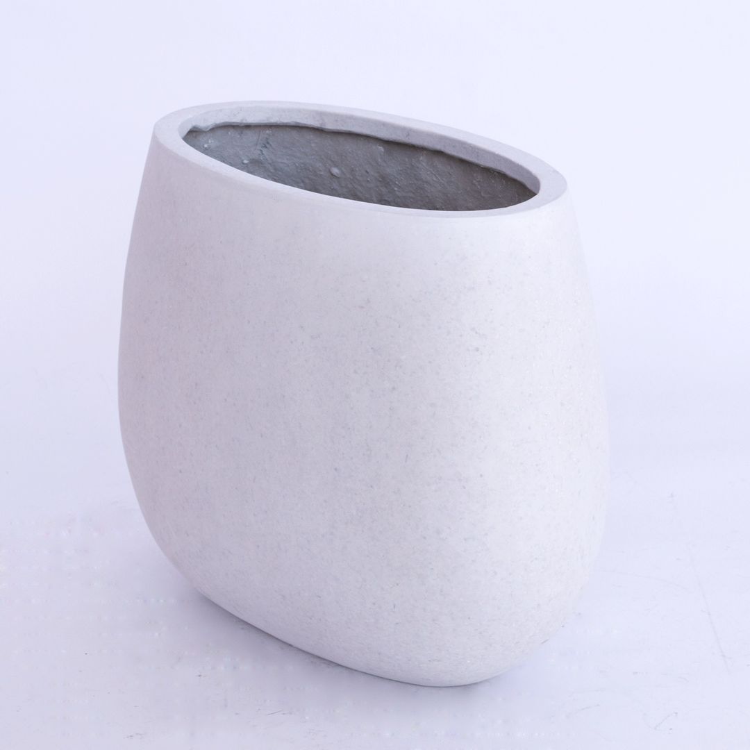 Ovaler Pflanzkübel aus Fiberglas in Perlmuttweiß mit bauchiger Form, schräg von oben vor hellem Hintergrund