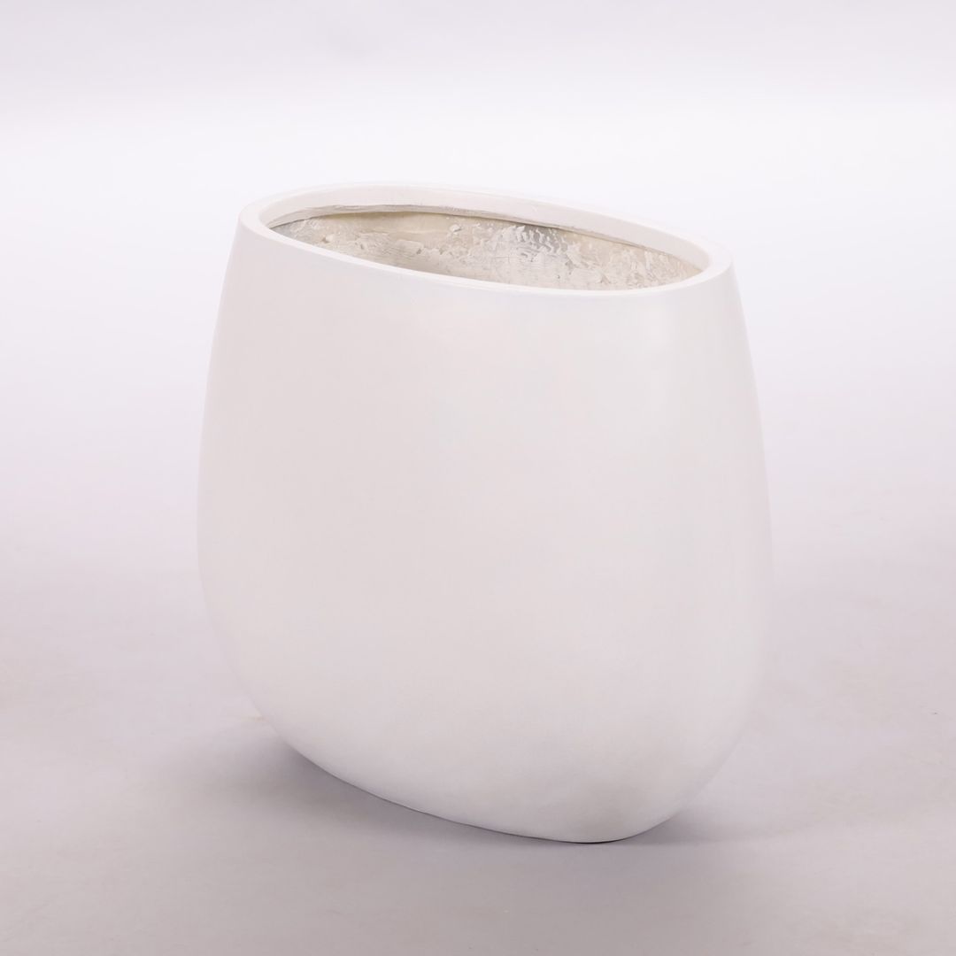 Ovaler Pflanzkübel aus Fiberglas in Perlmuttweiß mit bauchig gerundeter Form vor hellem Hintergrund