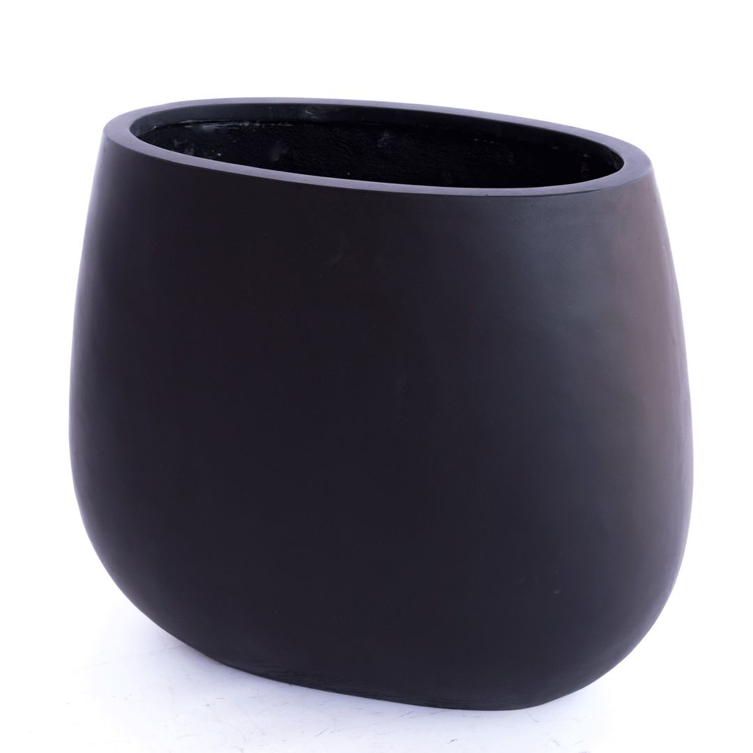 Ovaler Pflanzkübel aus Fiberglas in Schwarz-matt mit bauchiger Form und abgerundetem Boden vor weißem Hintergrund