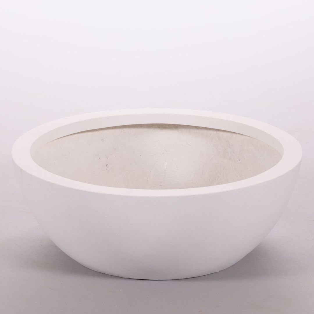 Runde, flache Pflanzschale aus Fiberglas in Perlmuttweiß mit breitem Rand, leicht von oben vor hellgrauem Hintergrund
