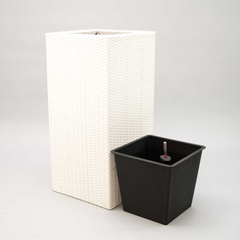 Weißer Pflanzkübel aus Polyrattan in Säulenform mit schwarzem Kunststoffeinsatz und Wasserstandsanzeiger daneben