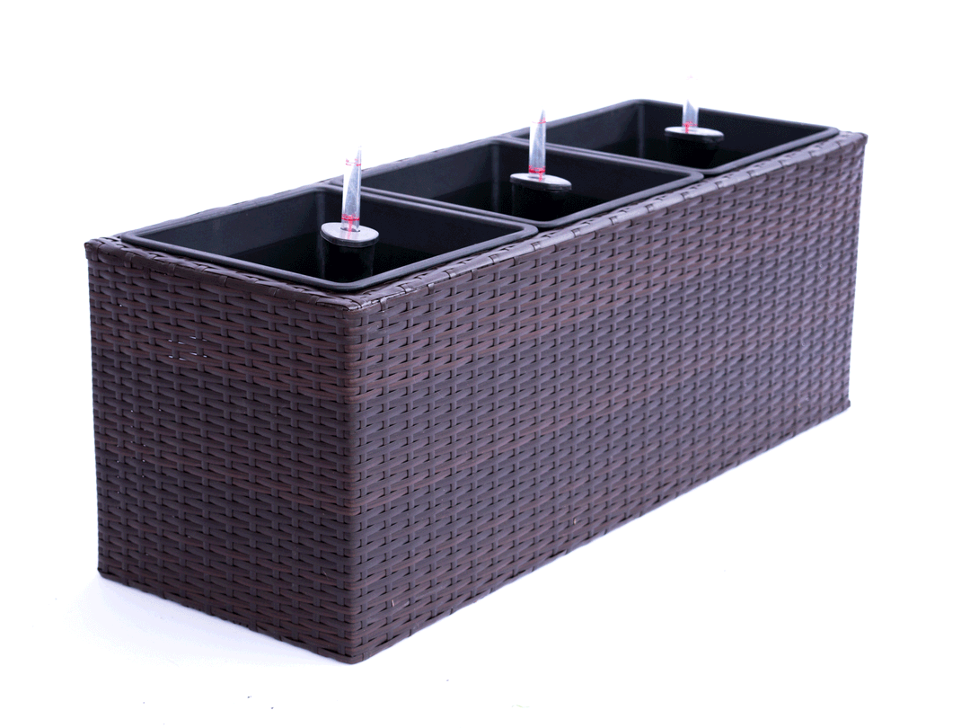Rechteckiger Pflanzkübel aus Polyrattan in Coffee Braun mit drei schwarzen Einsätzen und Wasserstandsanzeigern