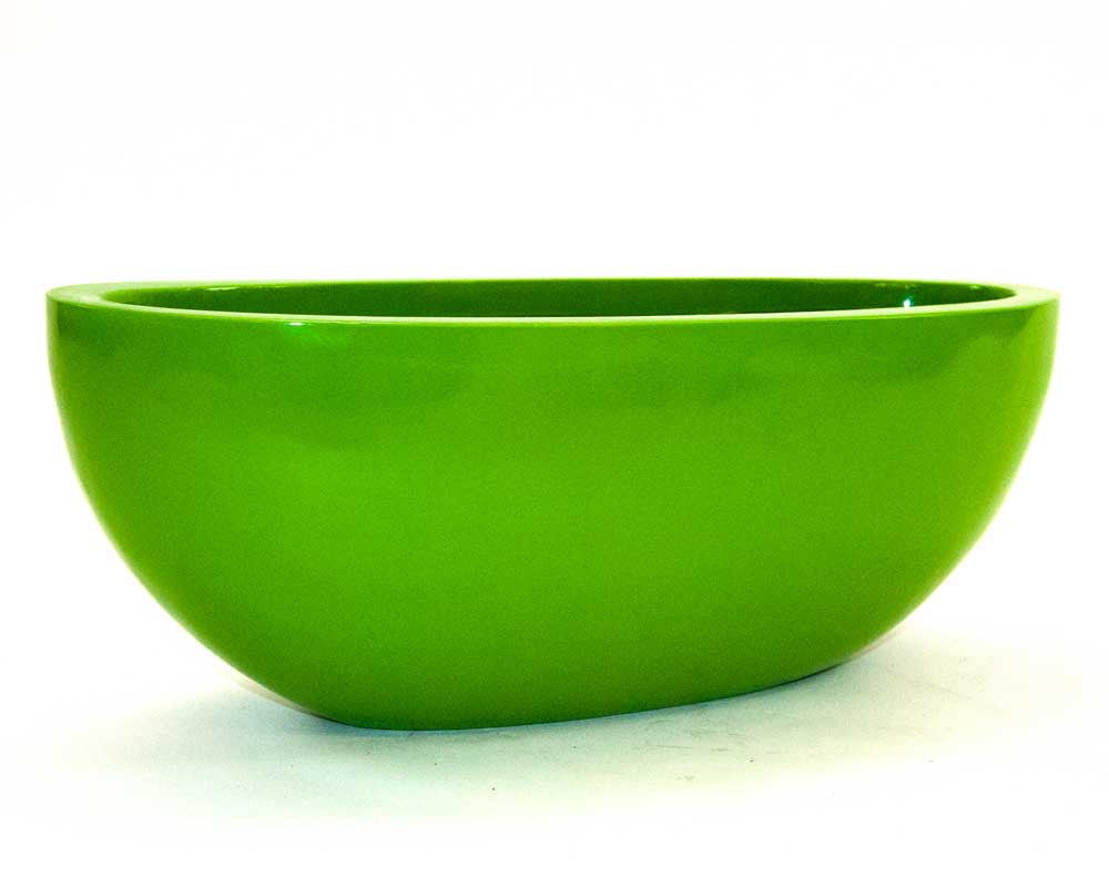 Ovaler Pflanzkübel aus Fiberglas in Hochglanz Avocadogrün, flache Schalenform mit abgerundeten Seiten, auf weißem Grund