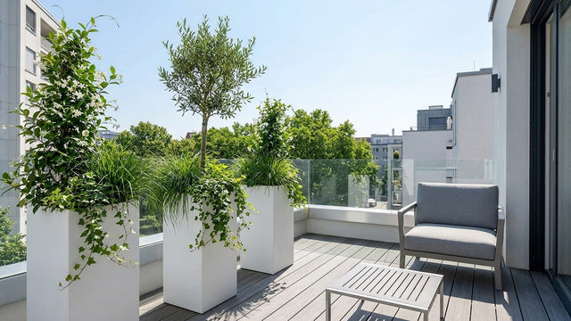Kleine Terrasse gestalten mit Pflanzkübeln: platzsparende Ideen