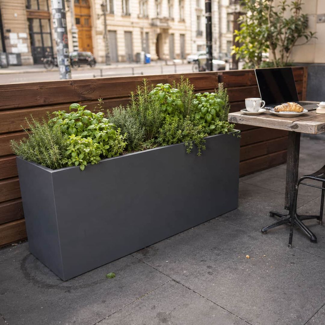 Rechteckiger Pflanzkübel in Anthrazit-Metallic mit Basilikum, Rosmarin und Thymian auf einer Caféterrasse an der Straße