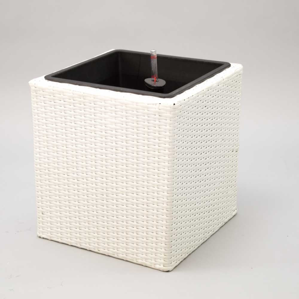 Weißer quadratischer Pflanzkübel aus Polyrattan mit schwarzem Kunststoffeinsatz und Wasserstandsanzeiger