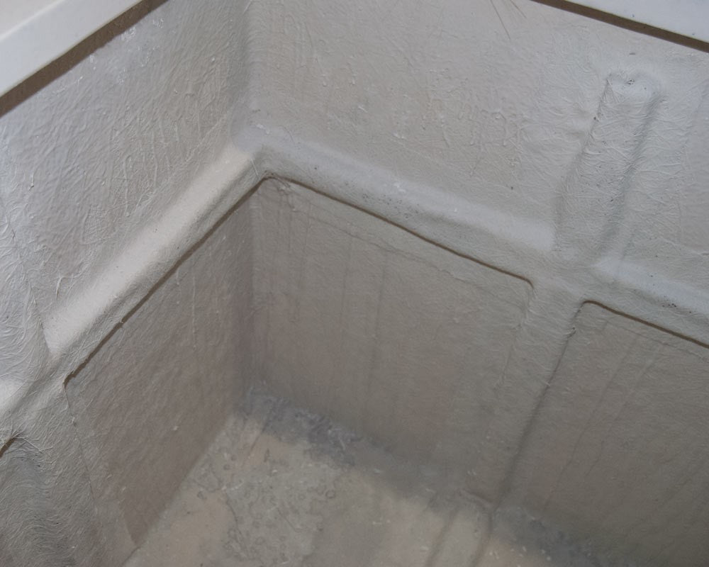 Innenansicht eines quadratischen Pflanzkübels aus Fiberglas mit Verstärkungsrippen an Wänden und Boden