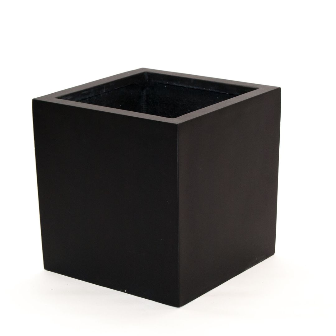 Quadratischer Pflanzkübel aus Fiberglas in Schwarz-matt, leer und schräg von oben vor weißem Hintergrund
