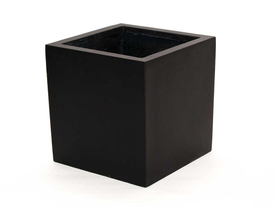 Quadratischer Pflanzkübel aus Fiberglas in Schwarz-matt, leer und schräg von oben vor weißem Hintergrund