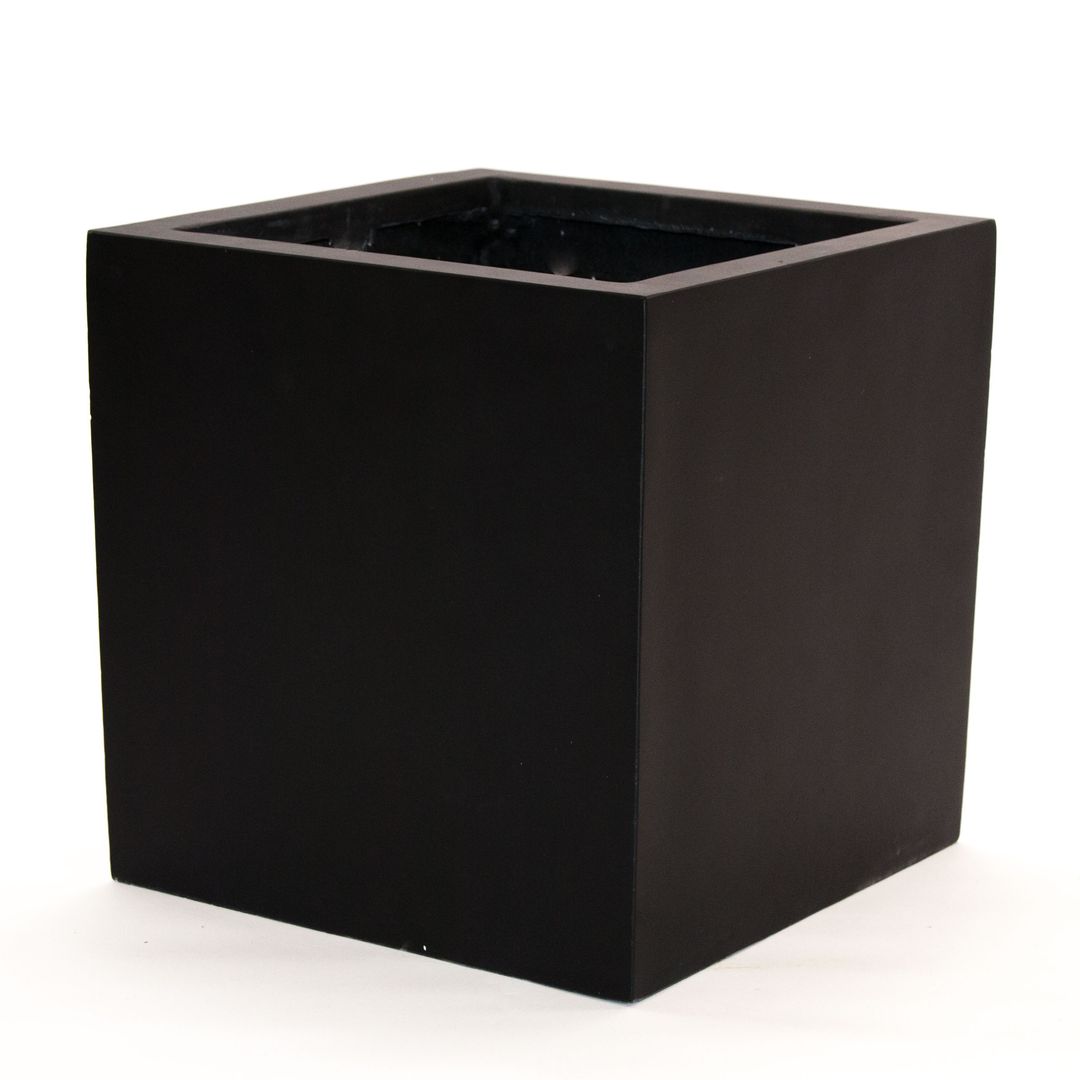 Quadratischer Pflanzkübel aus Fiberglas in Schwarz-matt in Würfelform, schräg von oben vor weißem Hintergrund