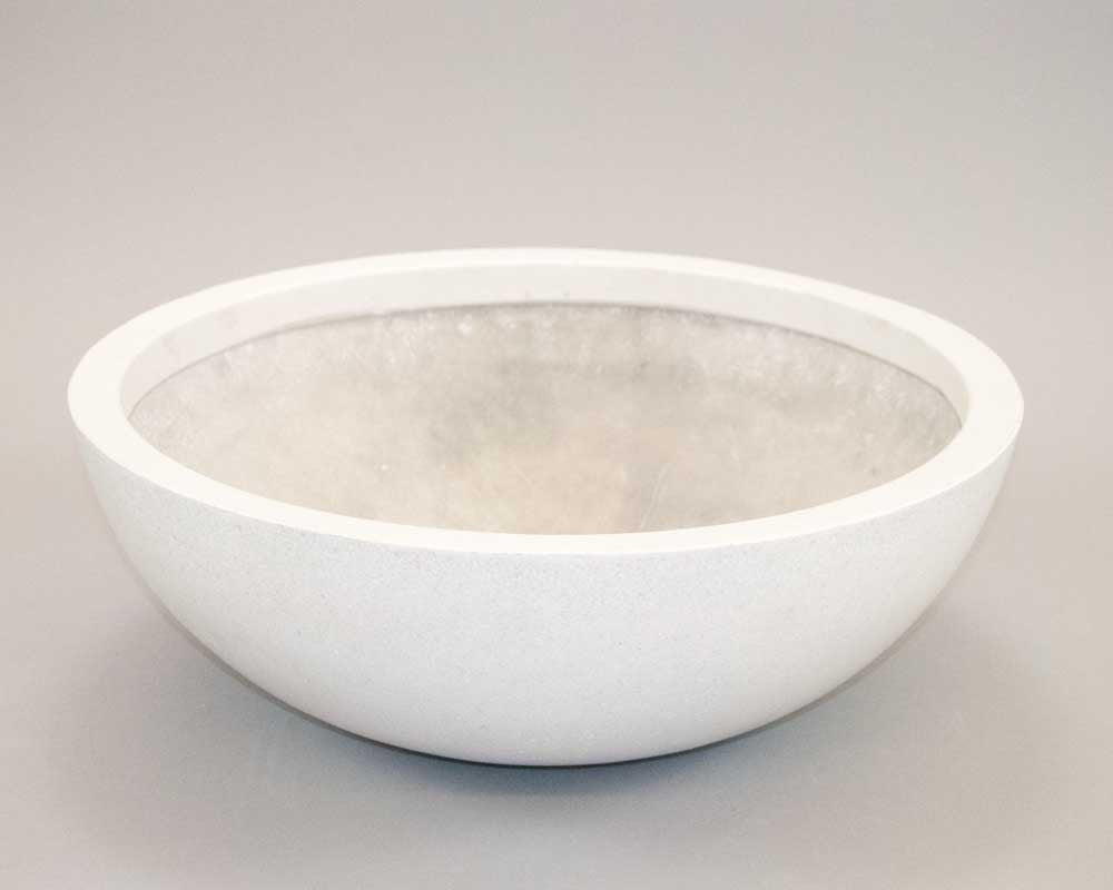 Runde Pflanzschale aus Fiberglas in Perlmuttweiß mit breitem Rand, leicht von oben vor grauem Hintergrund