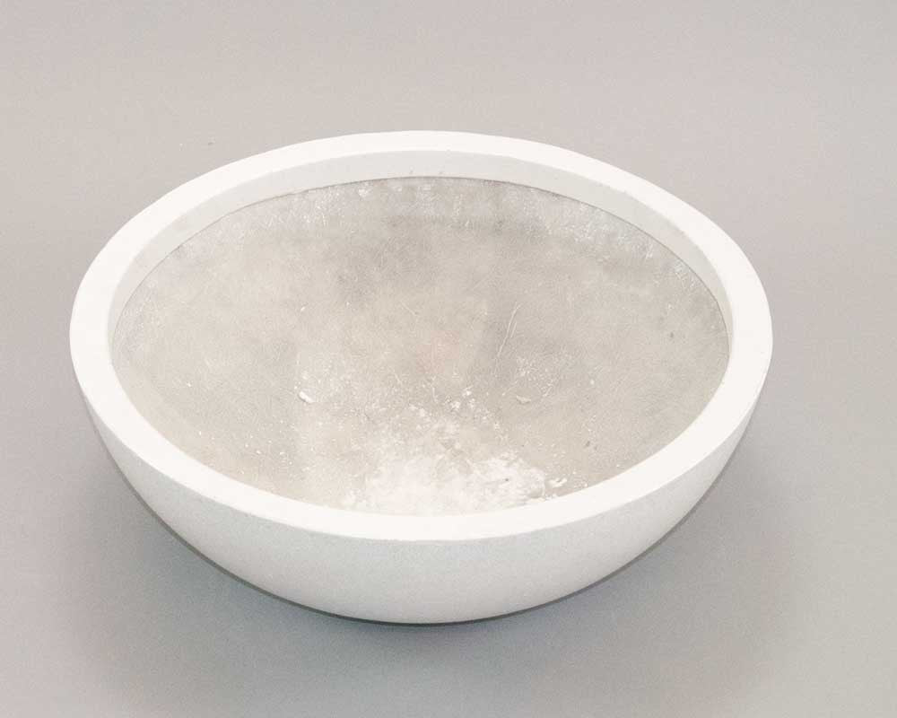 Runde Pflanzschale aus Fiberglas in Perlmuttweiß von schräg oben mit Blick auf die graue Innenseite