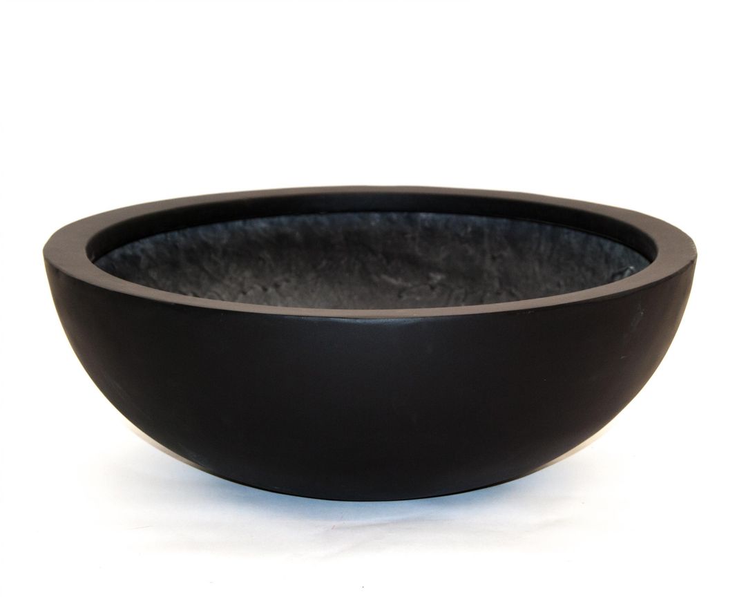 Runde, flache Pflanzschale aus Fiberglas in Schwarz-matt mit breitem Rand, schräg von oben vor weißem Hintergrund