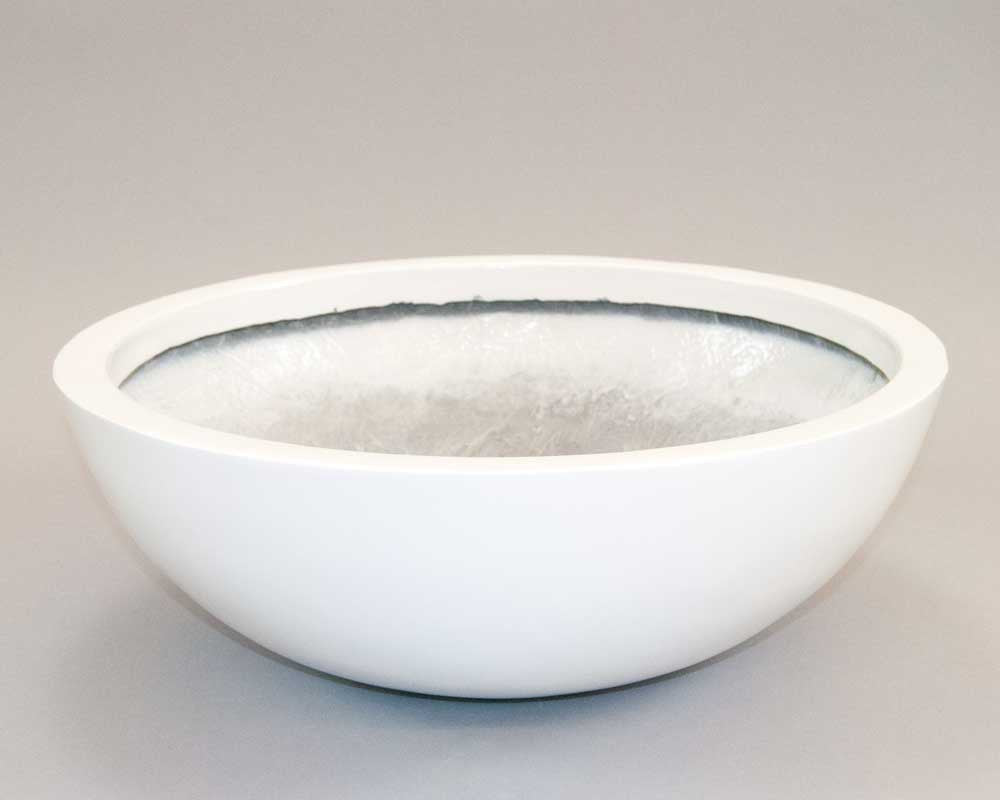 Runde flache Pflanzschale aus Fiberglas in Hochglanz-Weiß mit grauer Innenseite, schräg von vorn vor grauem Hintergrund