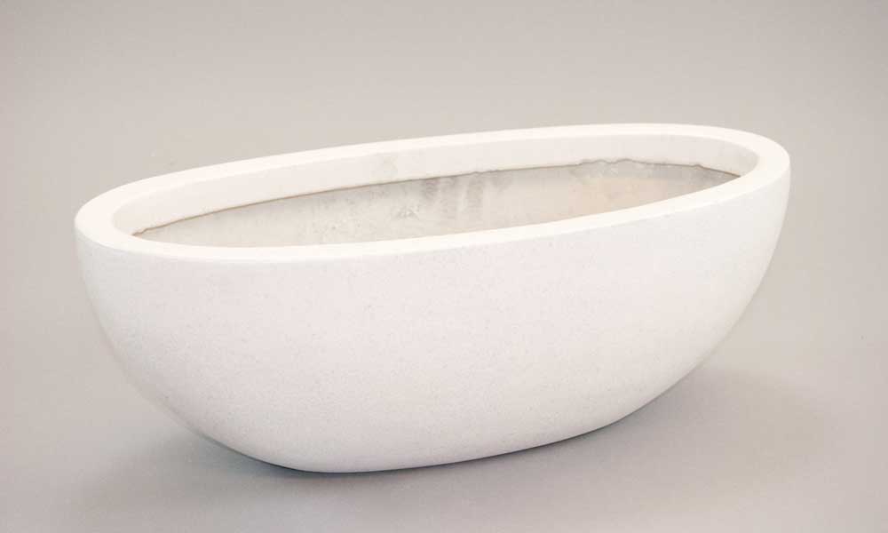 Ovaler Pflanzkübel aus Fiberglas in Perlmuttweiß mit feiner Struktur vor grauem Hintergrund, leicht von oben gesehen